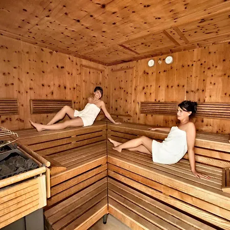 Hirschen Hotel 4*